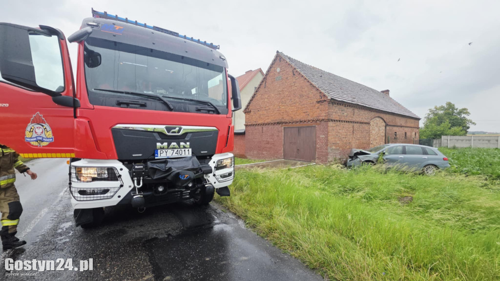 Auto uderzyło w mur na trasie Strzelce Wielkie - Lipie