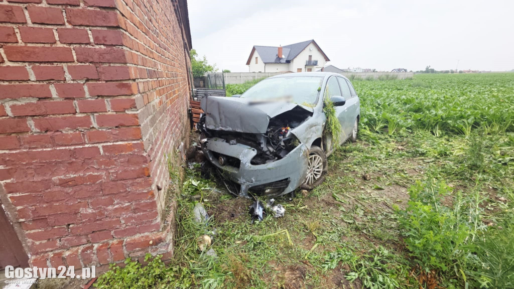 Auto uderzyło w mur na trasie Strzelce Wielkie - Lipie