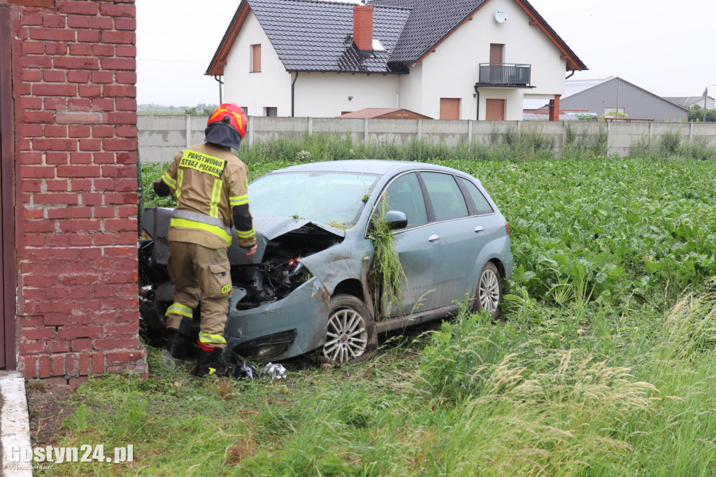 Auto uderzyło w mur na trasie Strzelce Wielkie - Lipie