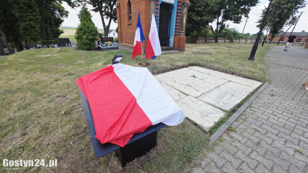 Odsłonięcie tablicy na starogostyńskim cmentarzu
