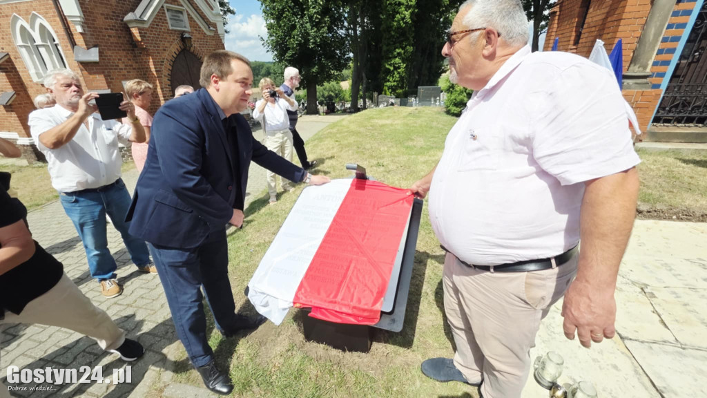 Odsłonięcie tablicy na starogostyńskim cmentarzu
