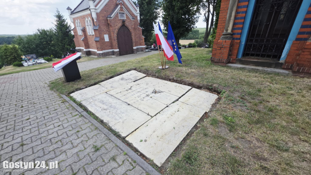 Odsłonięcie tablicy na starogostyńskim cmentarzu