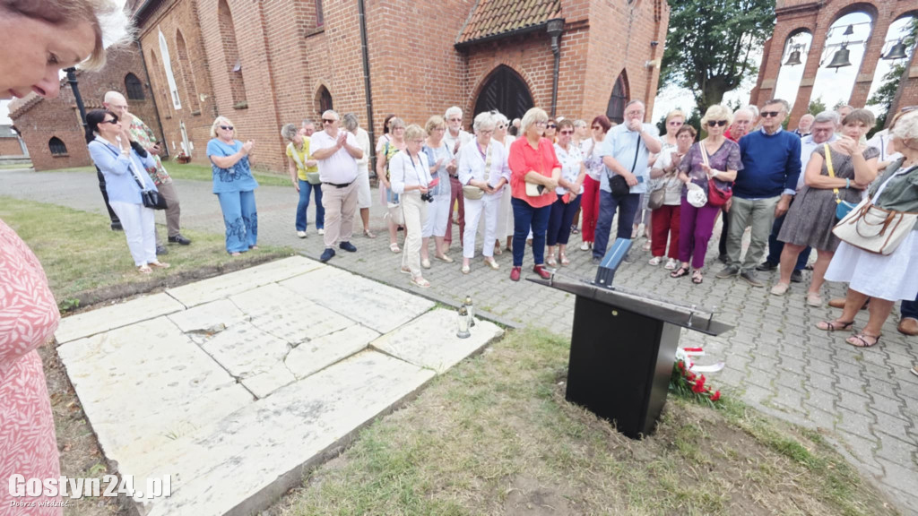 Odsłonięcie tablicy na starogostyńskim cmentarzu