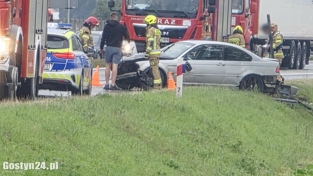 BMW w rowie na wjeździe do Krobi