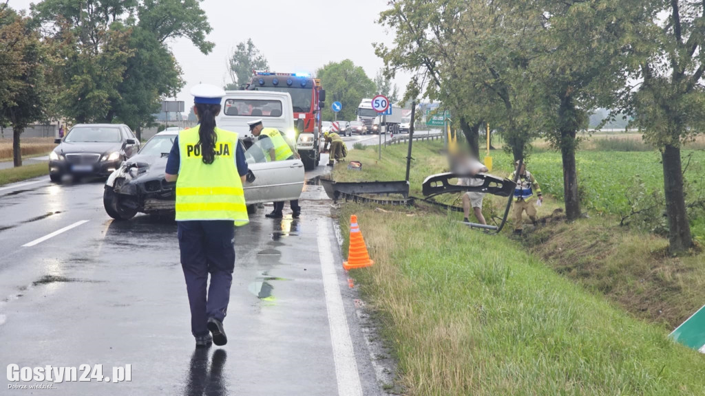 BMW w rowie na wjeździe do Krobi