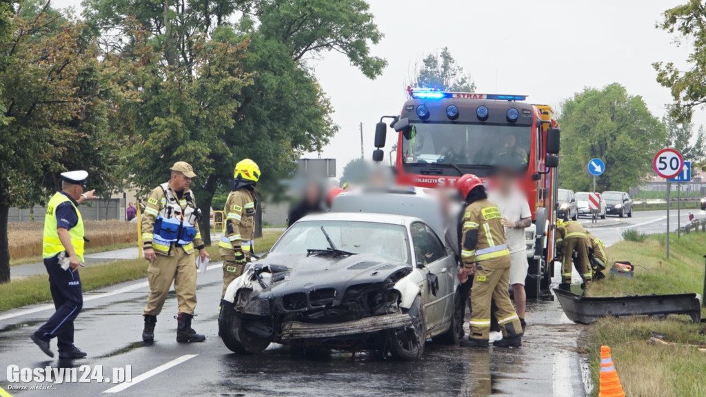 BMW w rowie na wjeździe do Krobi