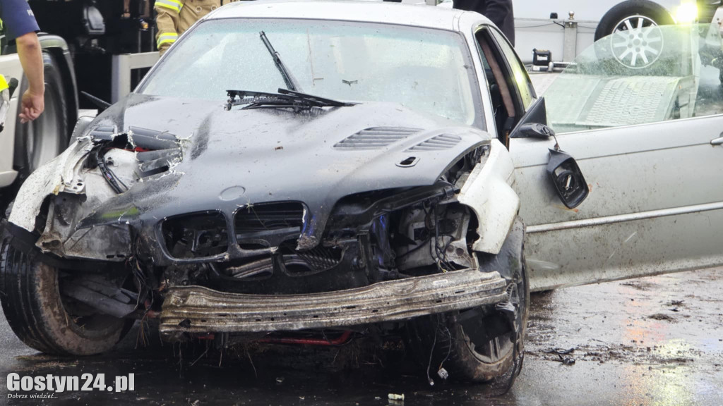 BMW w rowie na wjeździe do Krobi