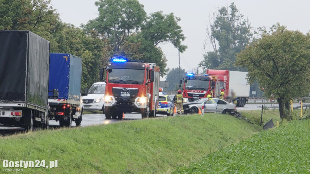 BMW w rowie na wjeździe do Krobi