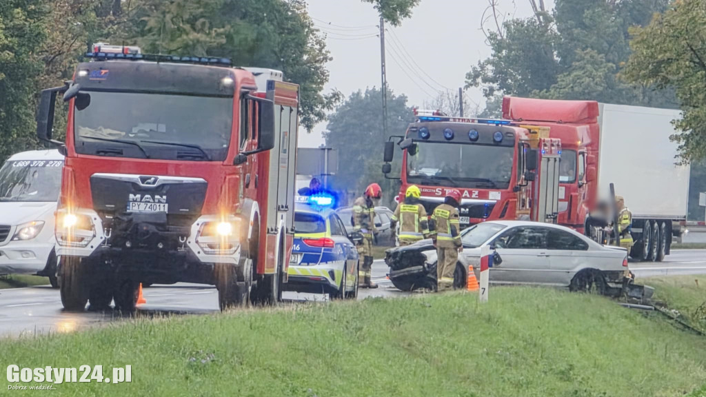 BMW w rowie na wjeździe do Krobi