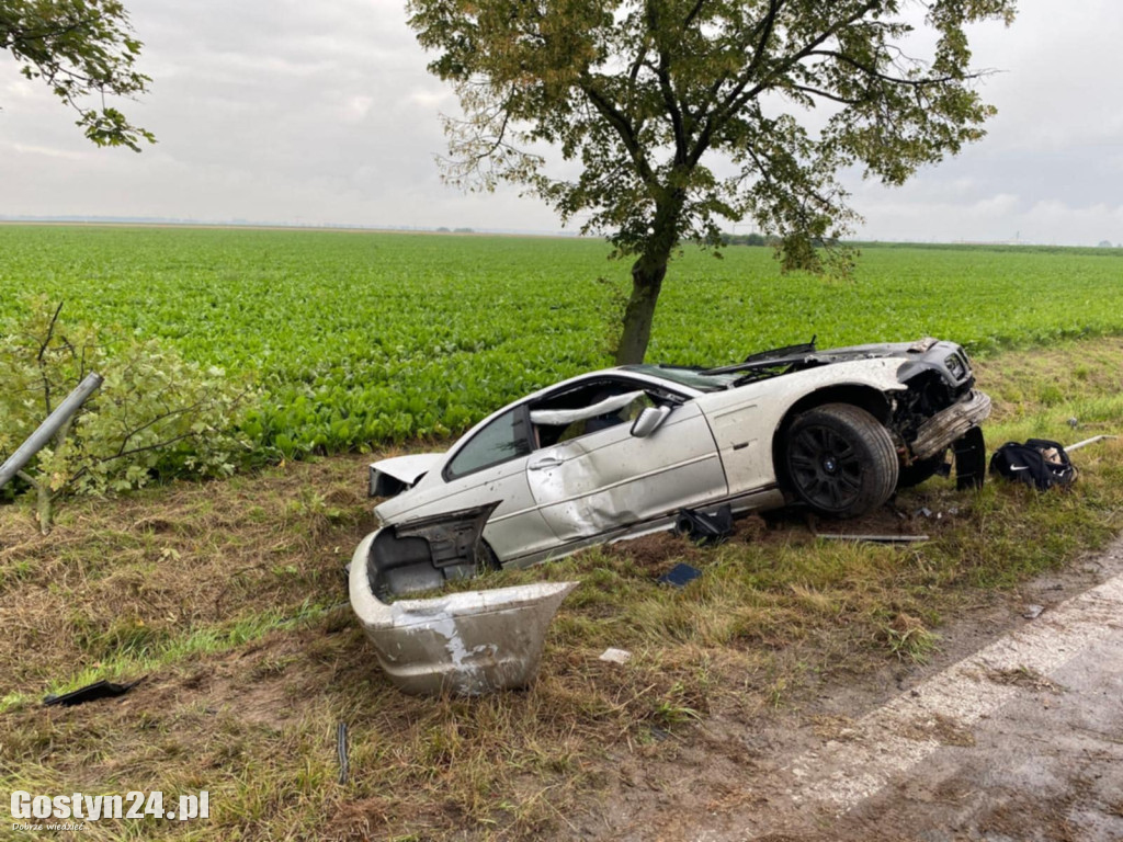 BMW w rowie na wjeździe do Krobi