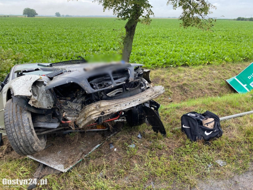 BMW w rowie na wjeździe do Krobi