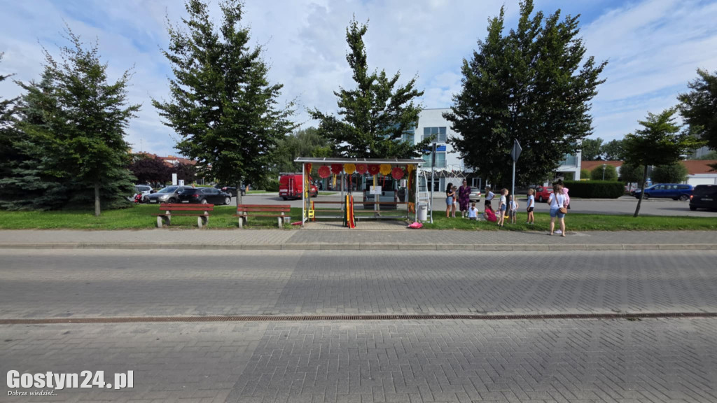 Wakacyjny klimat na gostyńskich przystankach