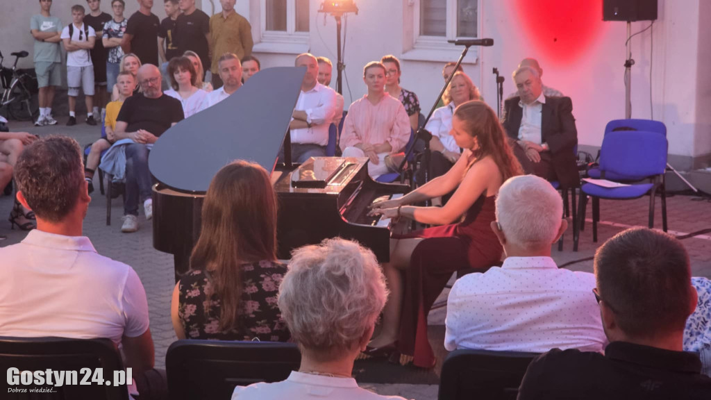 Koncert na dziedzińcu ratusza w Gostyniu