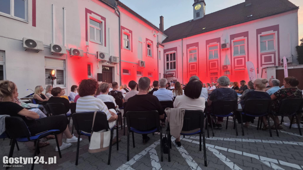 Koncert na dziedzińcu ratusza w Gostyniu