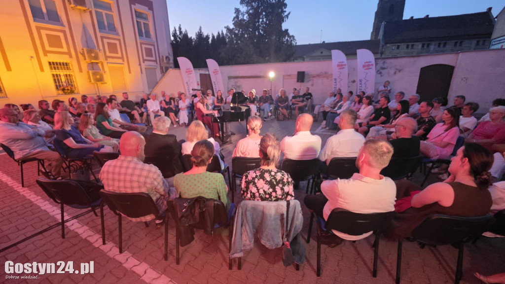 Koncert na dziedzińcu ratusza w Gostyniu
