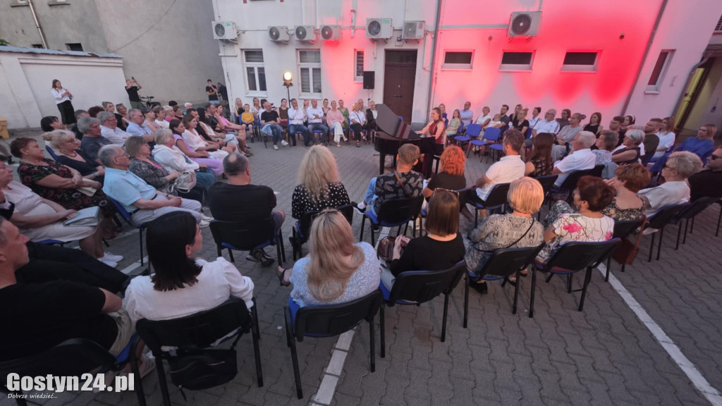 Koncert na dziedzińcu ratusza w Gostyniu