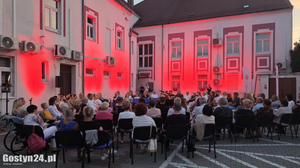 Koncert na dziedzińcu ratusza w Gostyniu