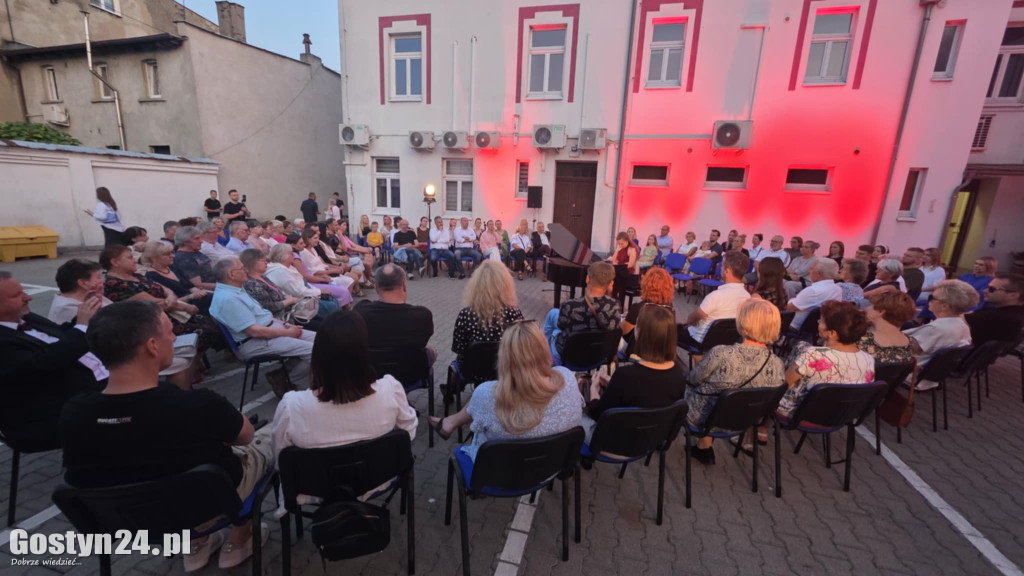 Koncert na dziedzińcu ratusza w Gostyniu