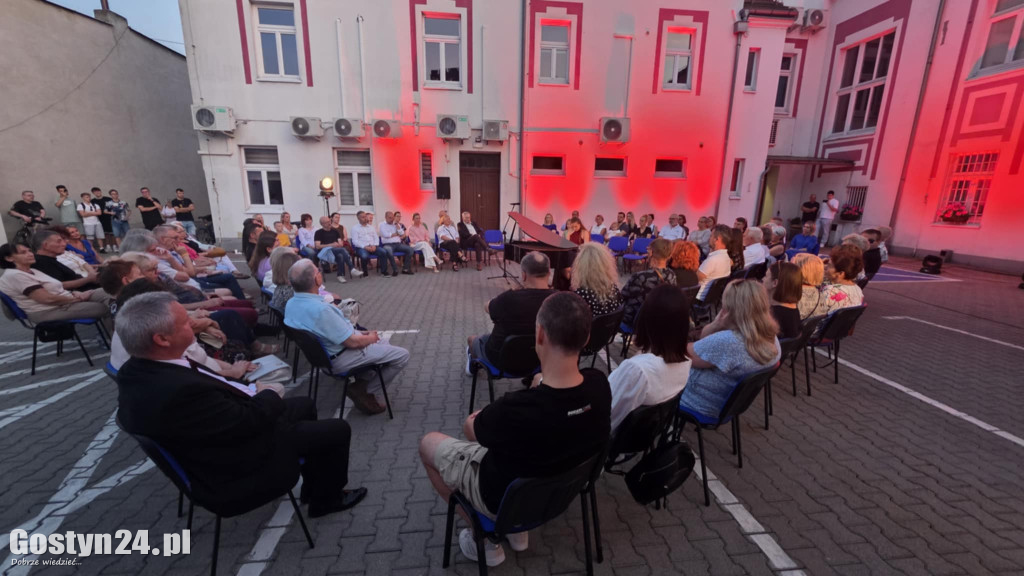 Koncert na dziedzińcu ratusza w Gostyniu