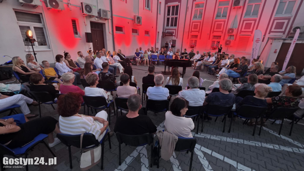 Koncert na dziedzińcu ratusza w Gostyniu