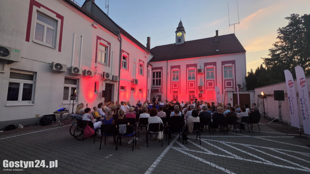 Koncert na dziedzińcu ratusza w Gostyniu