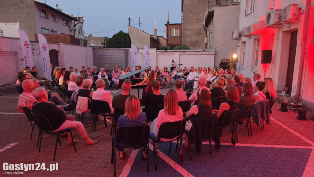 Koncert na dziedzińcu ratusza w Gostyniu