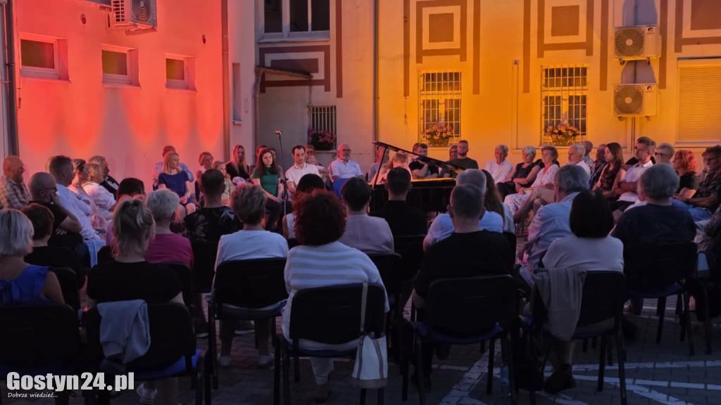 Koncert na dziedzińcu ratusza w Gostyniu