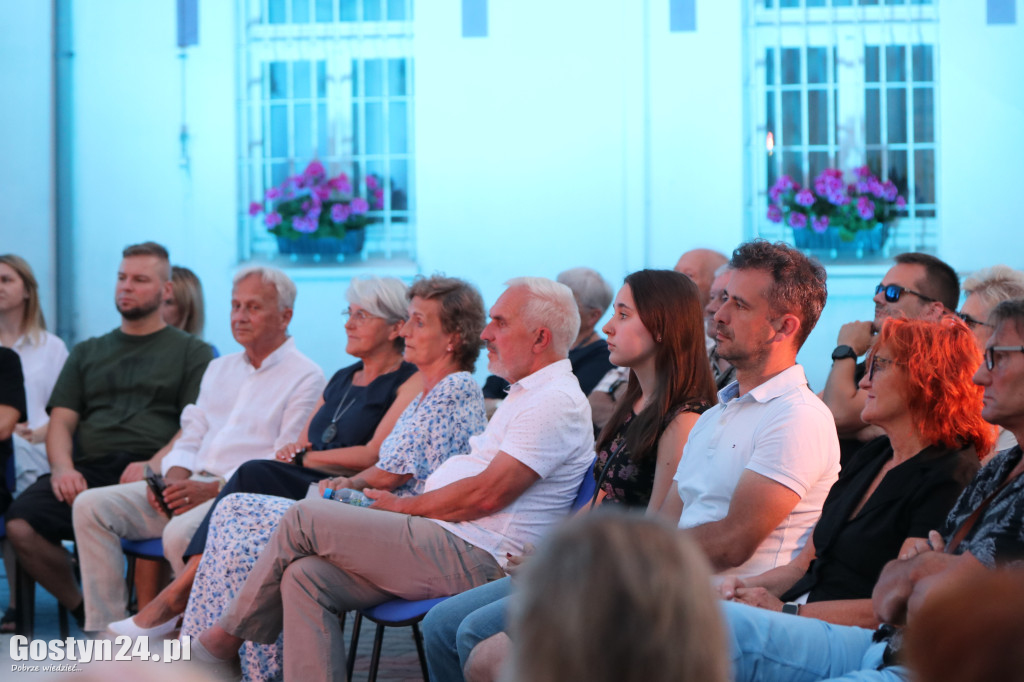 Koncert na dziedzińcu ratusza w Gostyniu