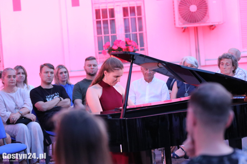 Koncert na dziedzińcu ratusza w Gostyniu