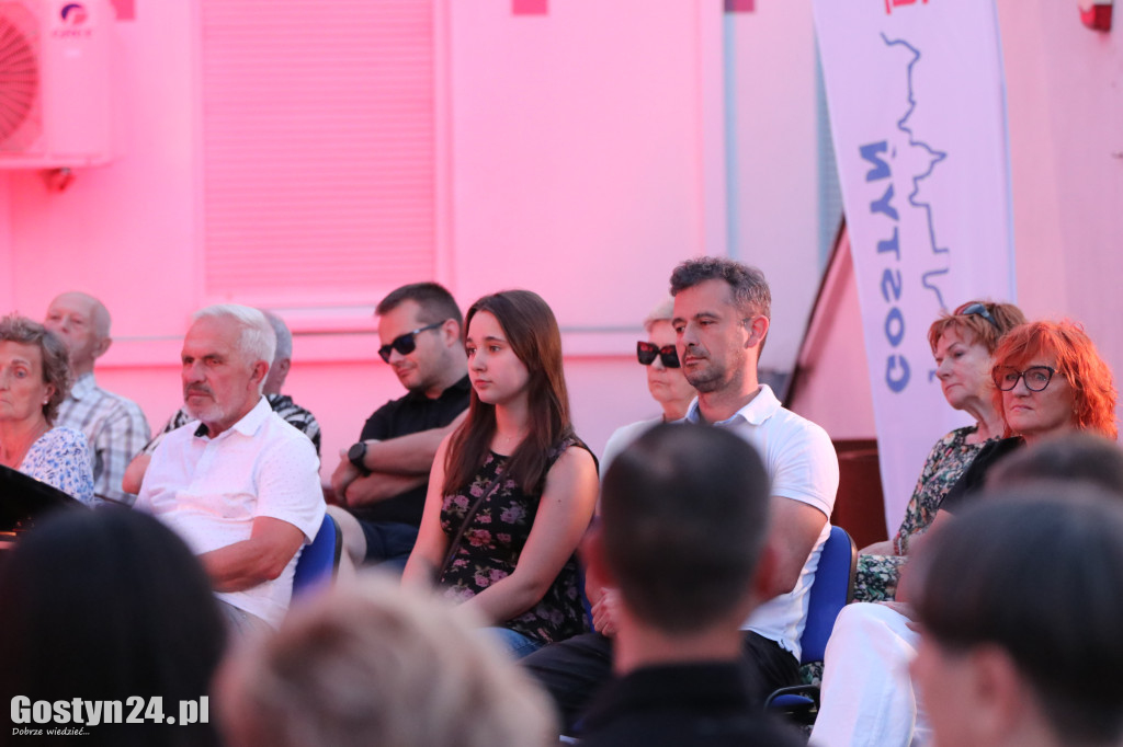 Koncert na dziedzińcu ratusza w Gostyniu
