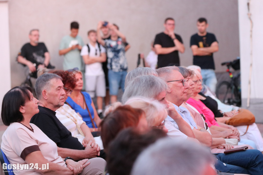 Koncert na dziedzińcu ratusza w Gostyniu