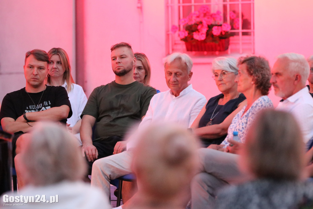 Koncert na dziedzińcu ratusza w Gostyniu