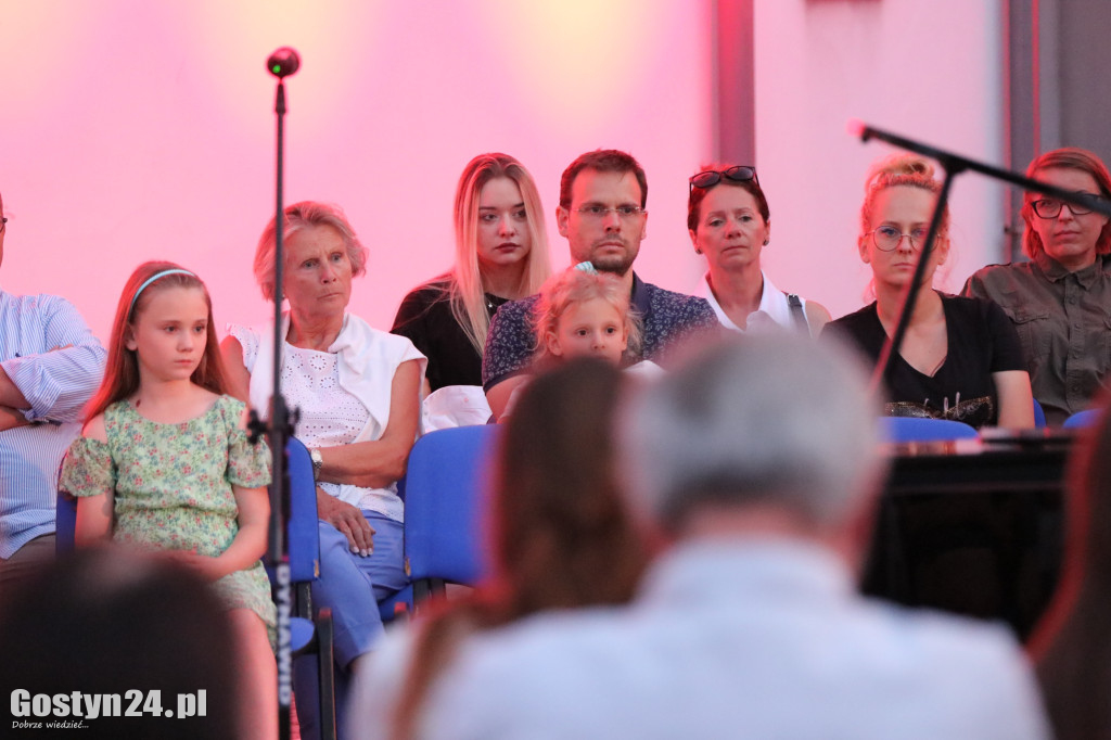 Koncert na dziedzińcu ratusza w Gostyniu
