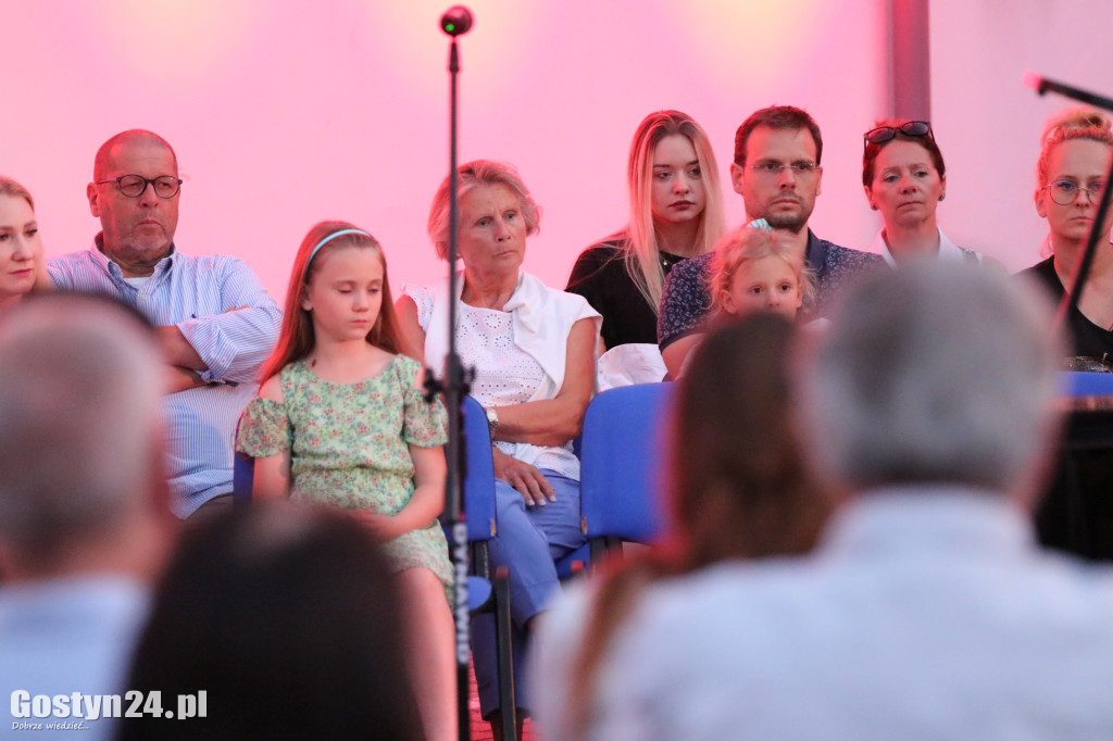 Koncert na dziedzińcu ratusza w Gostyniu