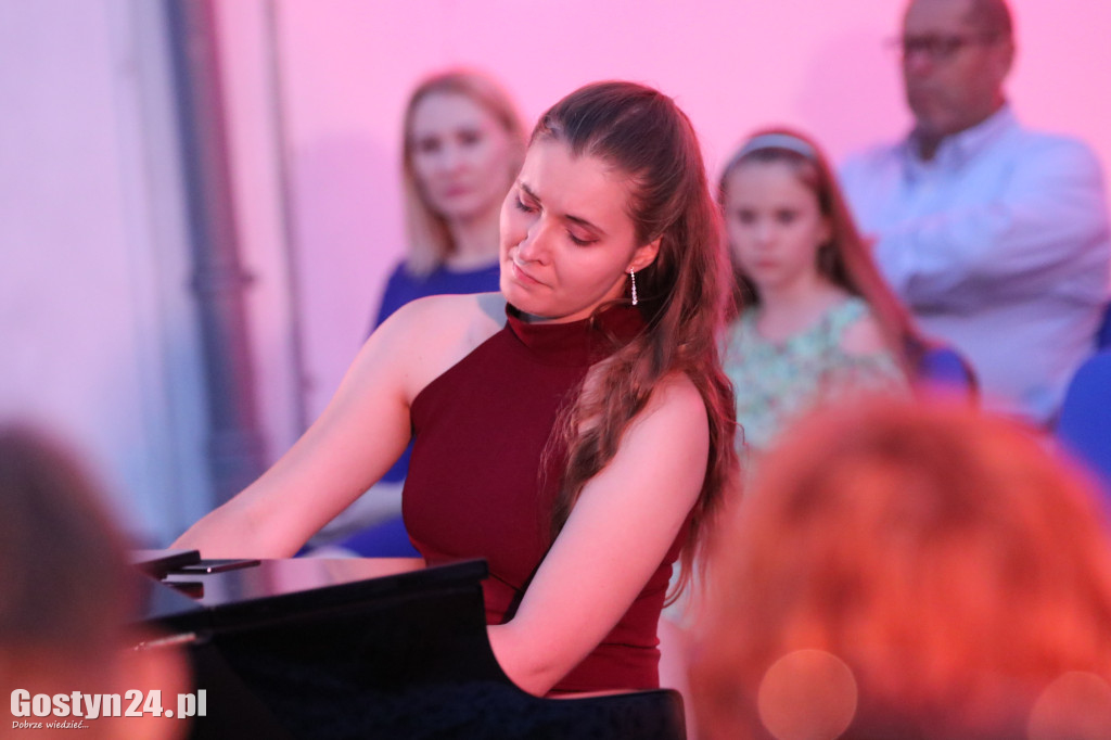 Koncert na dziedzińcu ratusza w Gostyniu