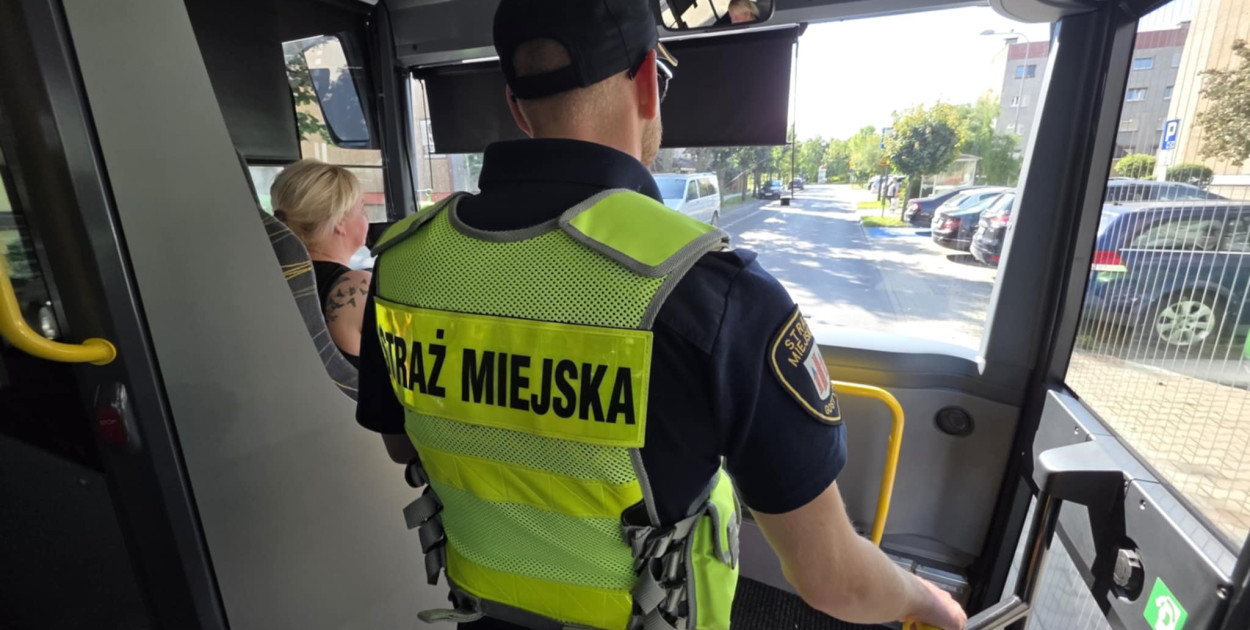 Strażnicy miejscy z patrolem w autobusach