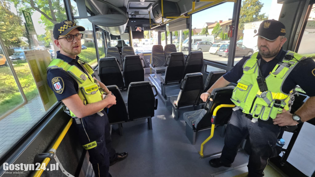 Strażnicy miejscy z patrolem w autobusach