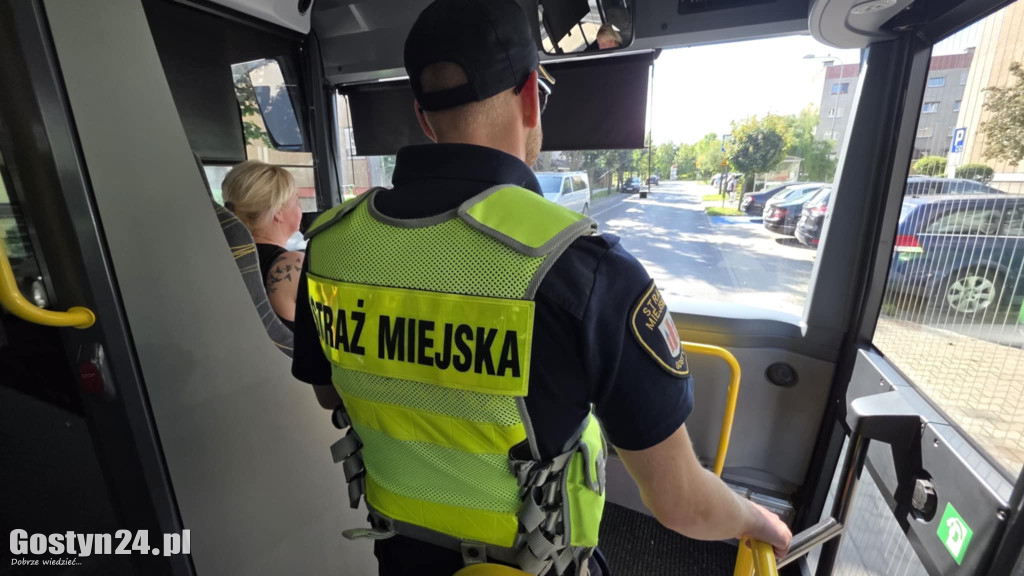 Strażnicy miejscy z patrolem w autobusach