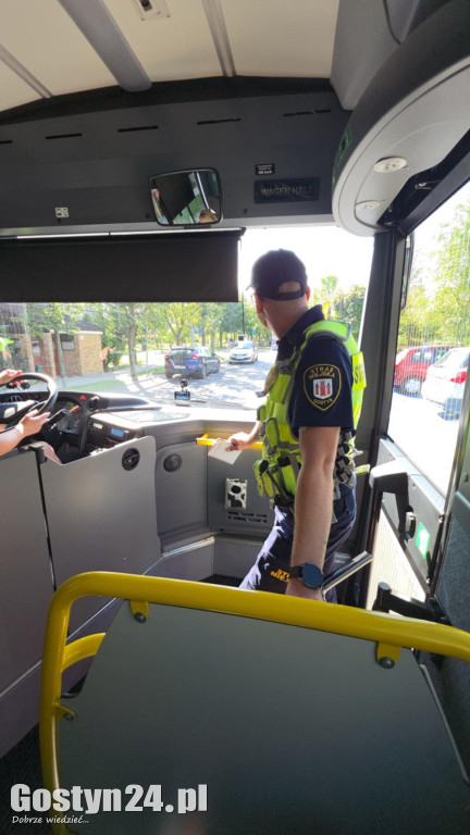 Strażnicy miejscy z patrolem w autobusach