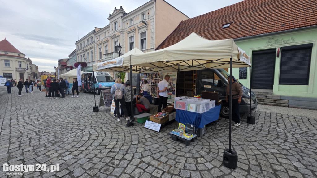 Piknik czytelniczy na gostyńskim rynku