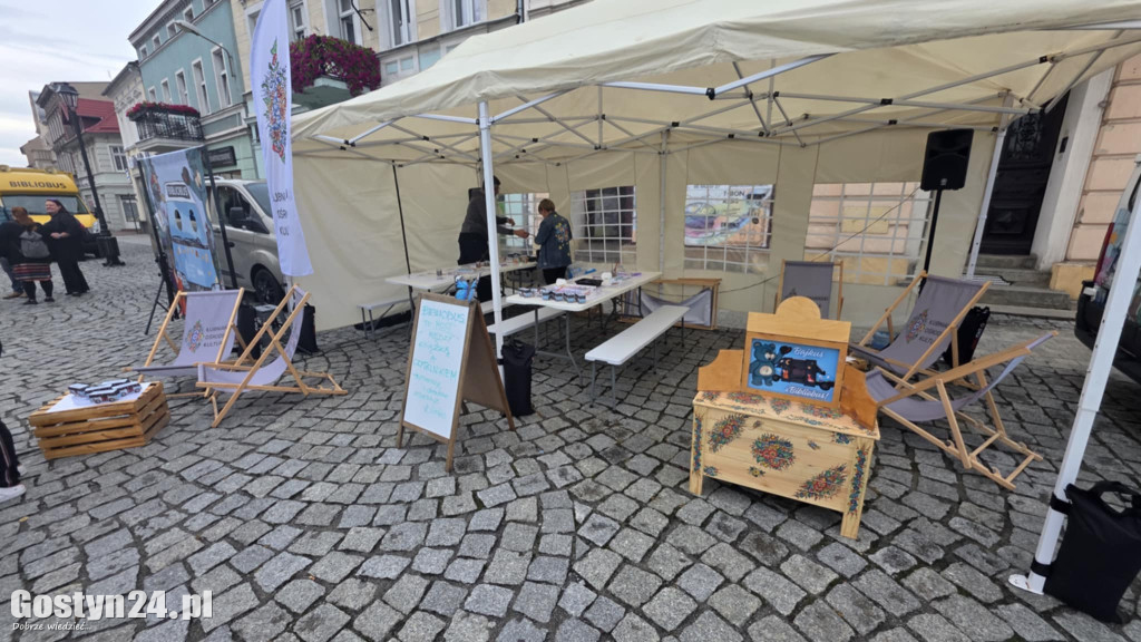 Piknik czytelniczy na gostyńskim rynku