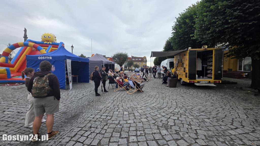 Piknik czytelniczy na gostyńskim rynku