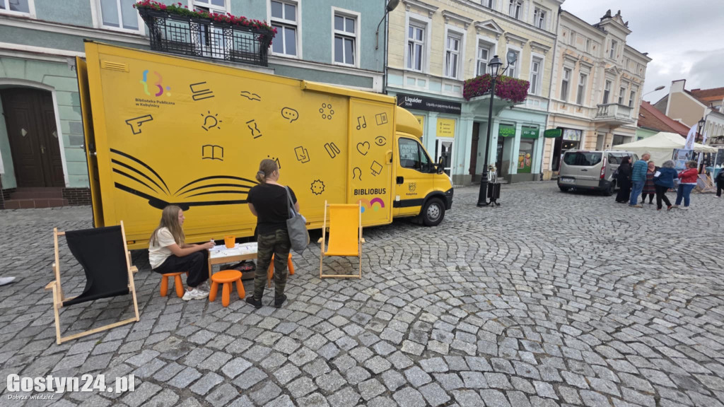 Piknik czytelniczy na gostyńskim rynku