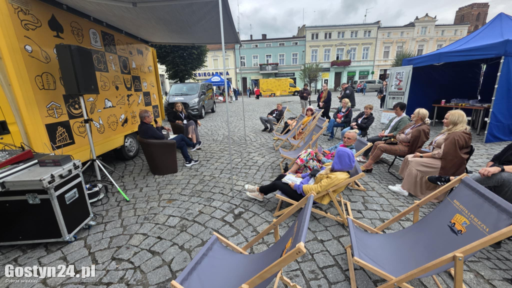 Piknik czytelniczy na gostyńskim rynku