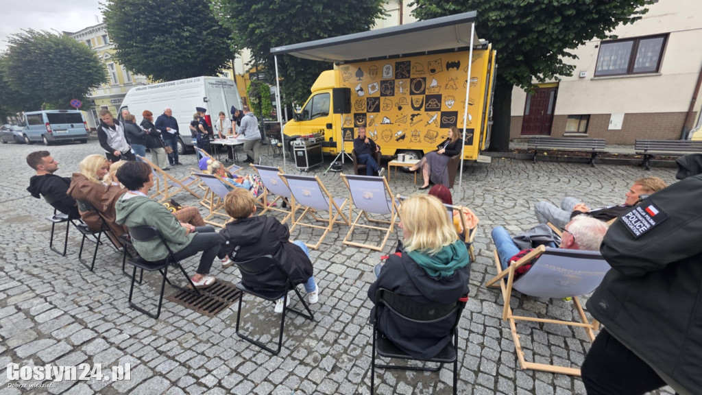 Piknik czytelniczy na gostyńskim rynku