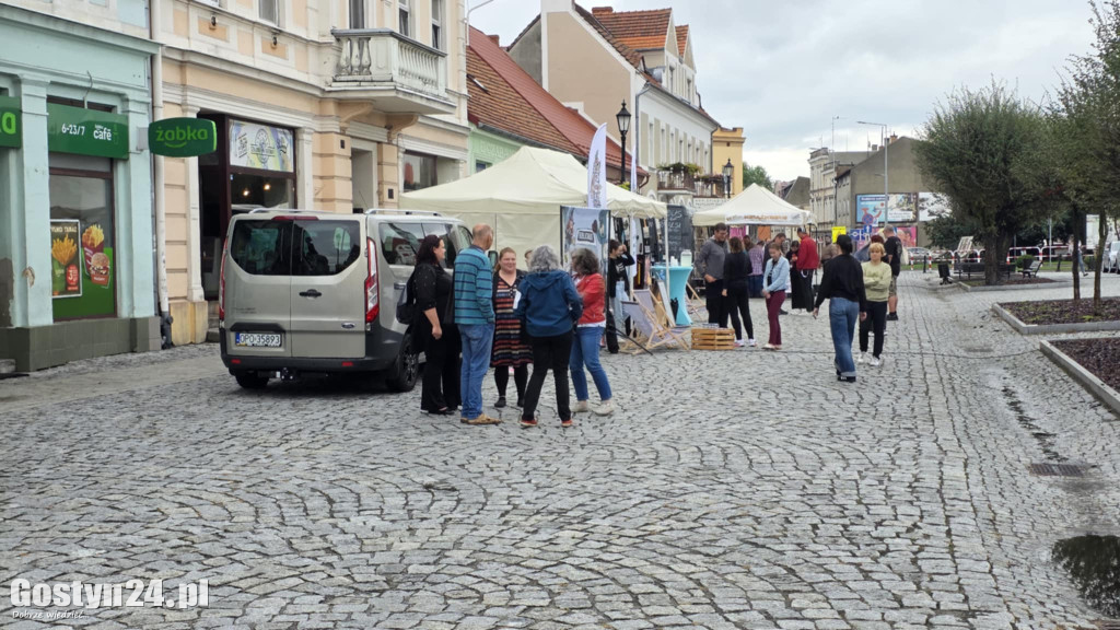 Piknik czytelniczy na gostyńskim rynku