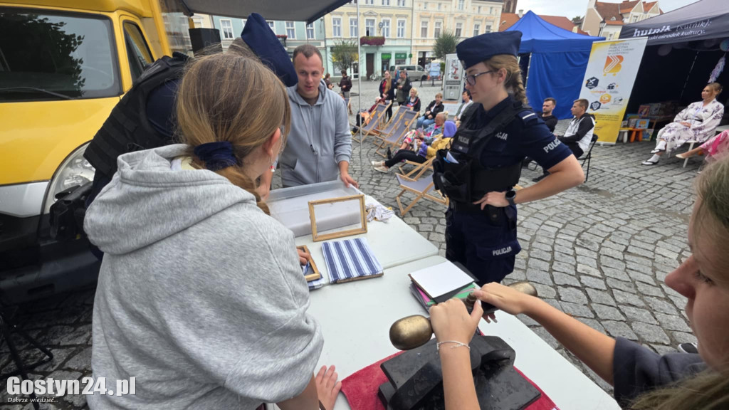 Piknik czytelniczy na gostyńskim rynku
