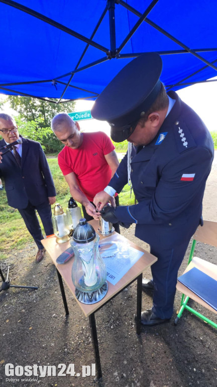 Umieszczenie kapsuły czasu pod krzyżem w Borku Wlkp.
