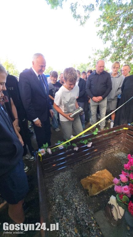 Umieszczenie kapsuły czasu pod krzyżem w Borku Wlkp.