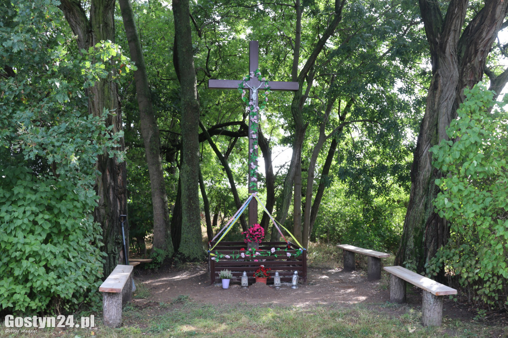 Umieszczenie kapsuły czasu pod krzyżem w Borku Wlkp.